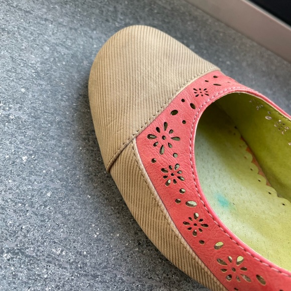 ๐ฆ Miz Mooz Mary Janes w die-cut florals+corduroy - Picture 10 of 10